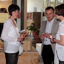 (2011-05) Eröffnung neue Werkstatt 043  - Spendenbox für Bärenherz 