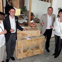 (2011-05) Eröffnung neue Werkstatt 044  - Spendenbox für Bärenherz 