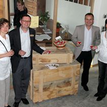 (2011-05) Eröffnung neue Werkstatt 045  - Spendenbox für Bärenherz 